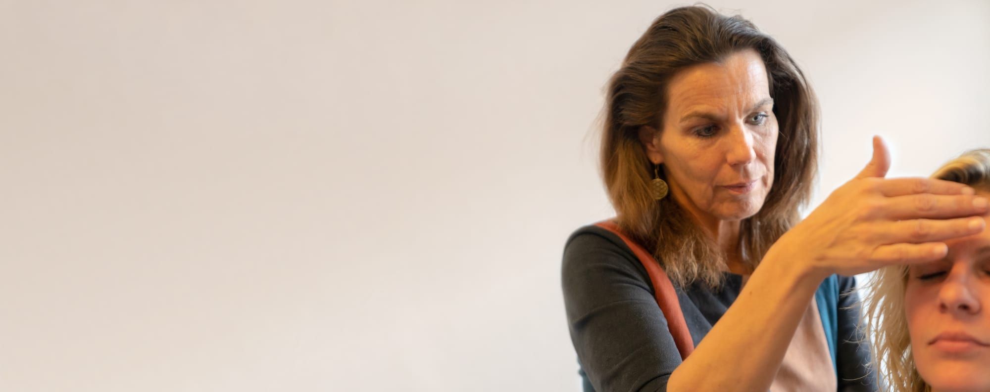 Friederike Gerling leitet bei einer Klientin eine Hypnose ein